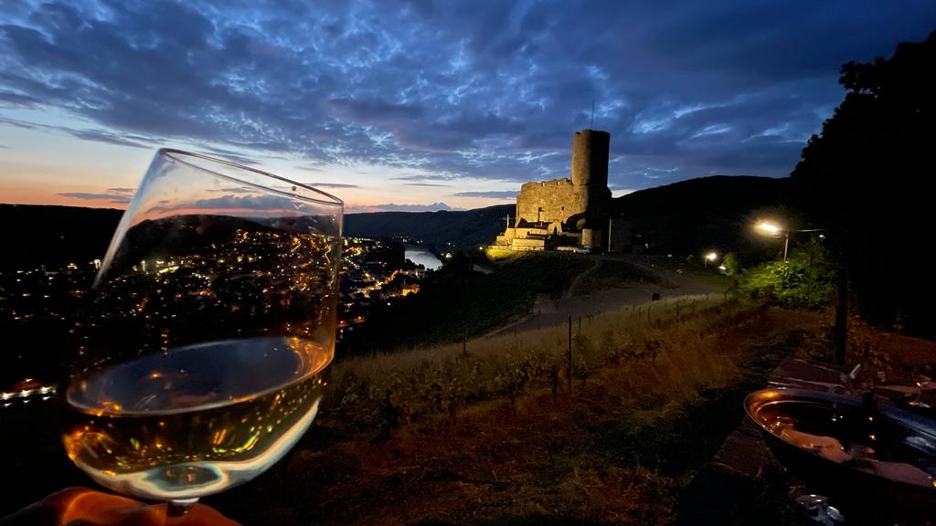 Weingut Fries Terrasse mit Blick auf die Burg Landshut bei Bernkastel